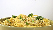 Spaghetti mit Parmesan bestreuen