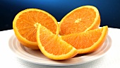 Orangenhälften und Orangenschnitze