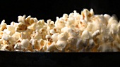 Popcorn in der Pfanne herstellen