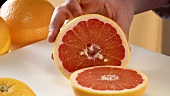 Rosa Grapefruit halbieren