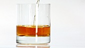 Whisky in ein Glas gießen