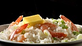 Reis mit Garnelen, Frühlingszwiebeln und Butterstück