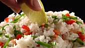 Reis mit Paprikastückchen und Limetten