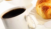 Frühstück mit Kaffee, Croissant, Marmelade und Obst
