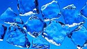 Eiswürfel auf blauem Untergrund