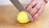 Eine Zitrone halbieren