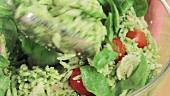 Hähnchen-Orzo-Salat umrühren