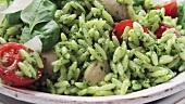 Hähnchen-Orzo-Salat mit frisch gehobeltem Parmesan bestreuen
