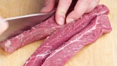 Rindfleisch in Würfel schneiden