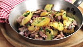 Tiroler Gröstl (Kartoffelpfanne mit Rindfleisch und Zwiebel)
