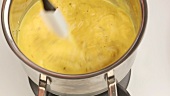 Indische Joghurtsauce erhitzen