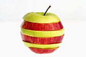 Apfel, zusammengesetzt aus roten und grünen Apfelscheiben