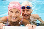 Älteres Paar mit Schwimmbrillen im Swimmingpool
