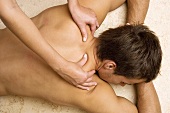 Mann bei Rückenmassage