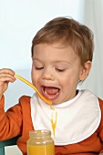Kleinkind isst Babybrei