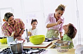 Eltern mit Kindern in der Küche