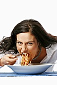 Hungrige Frau isst Spaghetti