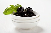 Schwarze Oliven und Basilikum