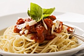 Spaghetti with tomato sauce and Parmesan (close-up)