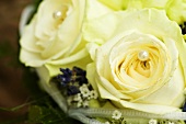 weiße Rosen eines Hochzeitsstrausses