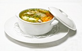 Wiener Suppentopf (Klare Brühe mit Gemüse, Griessnockerl und Leberknödel)