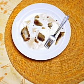 Essensreste von French Toast auf Teller mit Gabel