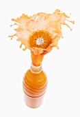 Mandarinensaft spritzt aus Flasche