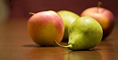 Äpfel und Birnen auf Tischplatte