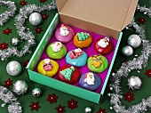 Verschiedene weihnachtliche Cupcakes in Schachtel