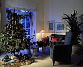 Weihnachtsbaum blau, gold im Raum 