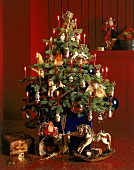 Weihnachtsbaum, nostalgisch mit rote n Wachskerzen