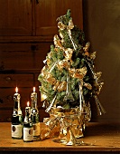 Weihnachtsbaum mit Goldschleifen und  Sektgläsern
