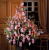 Weihnachtsbaum mit gestreiften Päckchen und Zuckerstangen