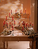 Viele rote Kerzen auf mehreren weihnachtlichen Kerzenständern