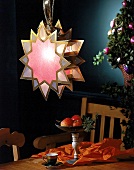 Weihnachtsstern als hängende Tischbeleuchtung aus rosa Papier