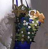 Blauer Nikolausstiefel besetzt mit Tannenbäumen, Detailaufnahme