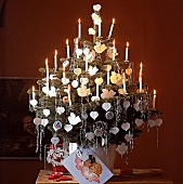 Kleiner Weihnachtsbaum  mit weißen Kerzen, Figuren und Lametta