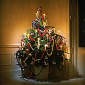 Weihnachtsbaum mit bunten Papiergirlanden