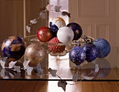 Weihnachtskugeln als Deko in einer Glasschale, mit Efeu dekoriert