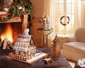 Lebkuchenhaus in weihnachtlich geschmücktem Wohnraum