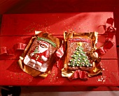Zwei "Frohe Weihnachten" Kuchen mit Nikolaus und Tannenbaum
