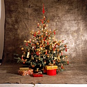 Rot-golden geschmückter Weihnachtsbaum