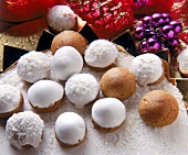 Pfeffernüsse mit Zuckerguß und Kokos -flocken