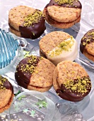 Nuss-Nougat-Taler auf Glasplatte, Seite: Schokolade oder Zuckerguß