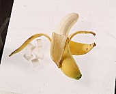 Halbgeöffnete Banane mit Würfelzuckerstückchen