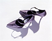 Riemchenpumps in Lila aus Satin mit extremer Spitze und Pfennigabsatz