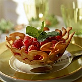 Himbeeren als Dessert in gebackener Schale, mit Blatt verziert