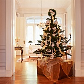 Weihnachtsbaum mit Gebäck behangen 