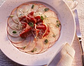 Apfel-Carpaccio mit Gänsebrust und Sprossen