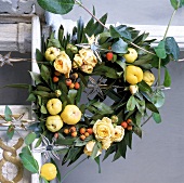 Lorbeerkranz mit gelben Rosen und Quitten, Glassterne